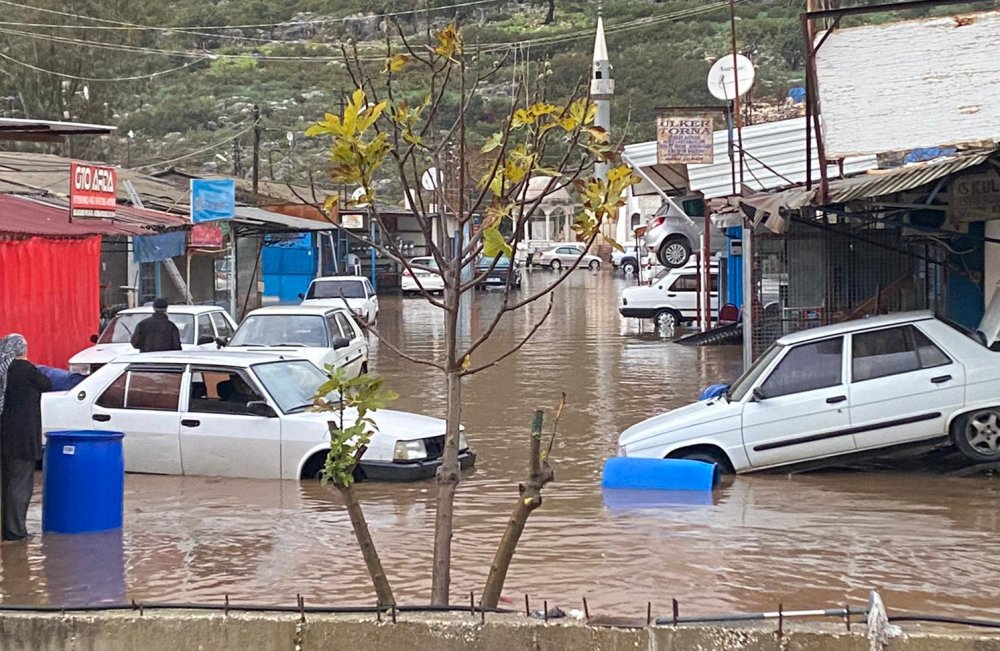 Antalya'yı sağanak vurdu