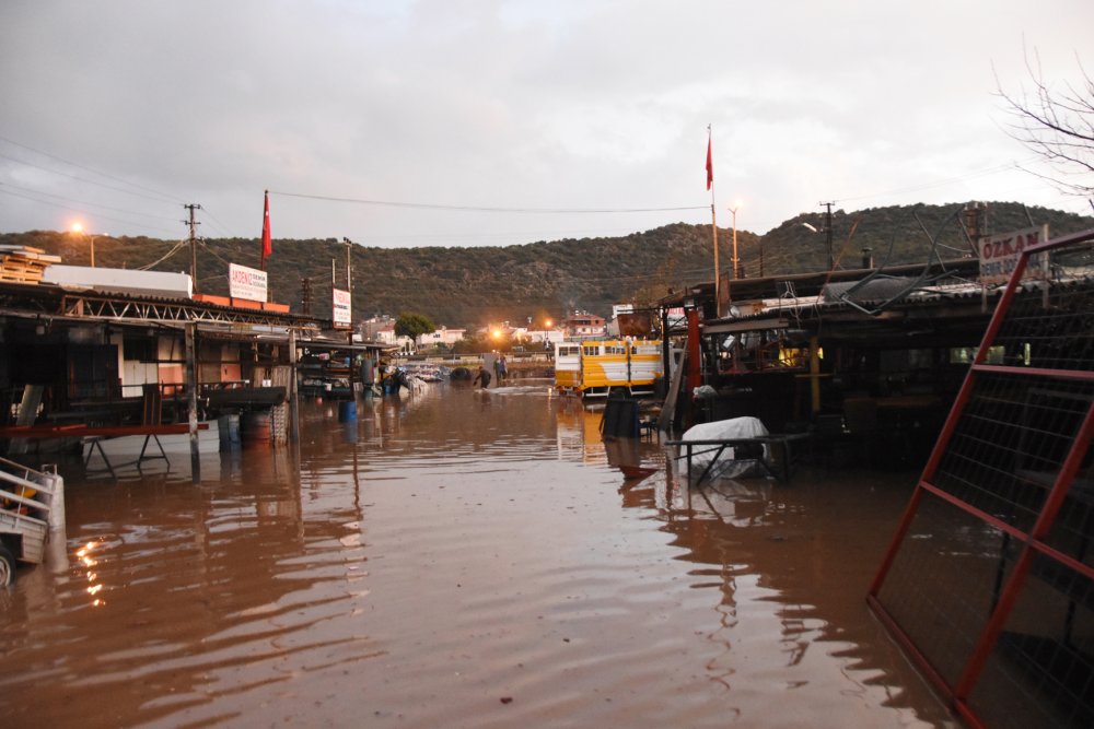 Antalya'yı sağanak vurdu