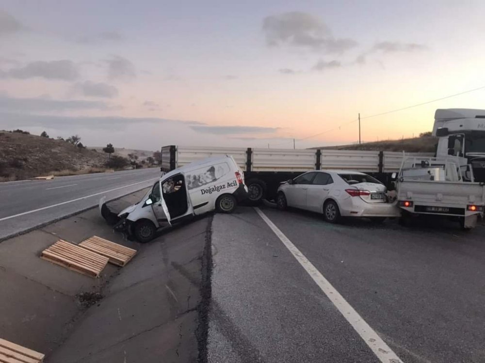 Gediz'de zincirleme trafik kazası: 5 yaralı
