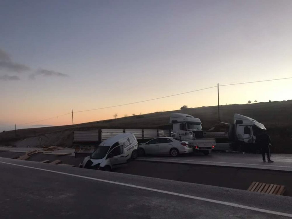 Gediz'de zincirleme trafik kazası: 5 yaralı