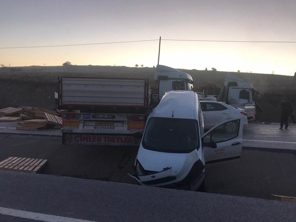 Gediz'de zincirleme trafik kazası: 5 yaralı