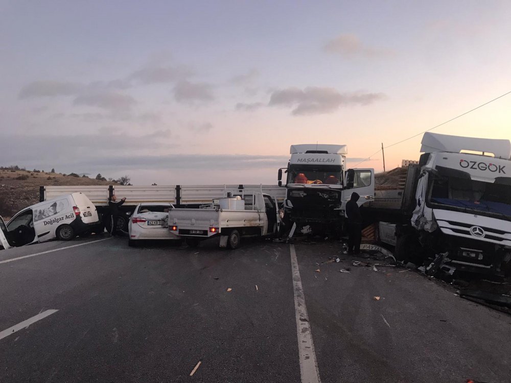 Gediz'de zincirleme trafik kazası: 5 yaralı