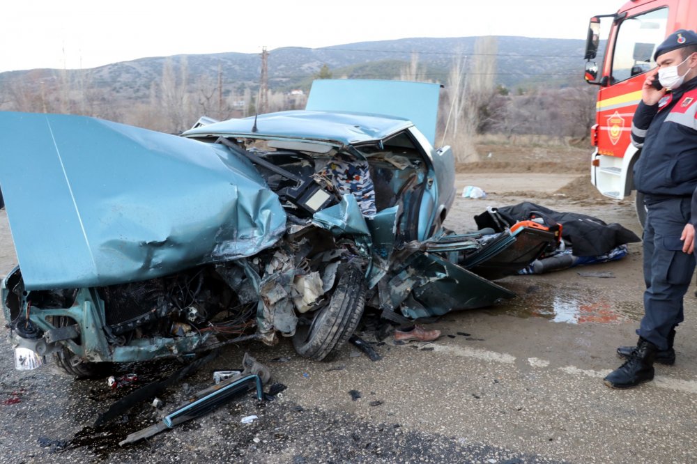 Isparta’da iki otomobil çarpıştı: 1 ölü, 4 yaralı