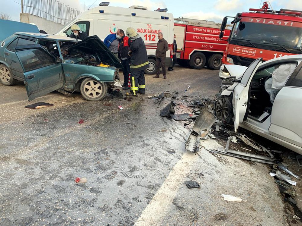 Isparta’da iki otomobil çarpıştı: 1 ölü, 4 yaralı