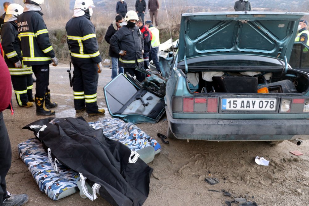 Isparta’da iki otomobil çarpıştı: 1 ölü, 4 yaralı