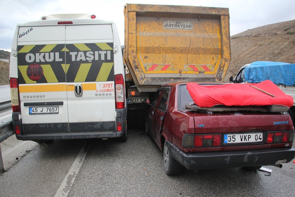 Kula'da zincirleme kaza: 1 yaralı
