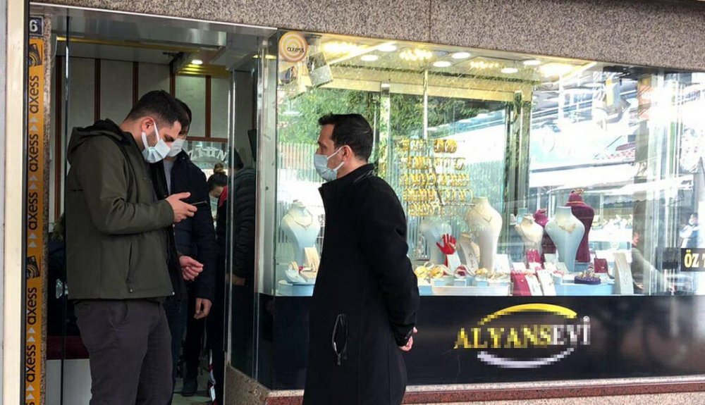 Kuyumcudan 30 bin TL'lik yüzükleri çalan şüpheli kamerada