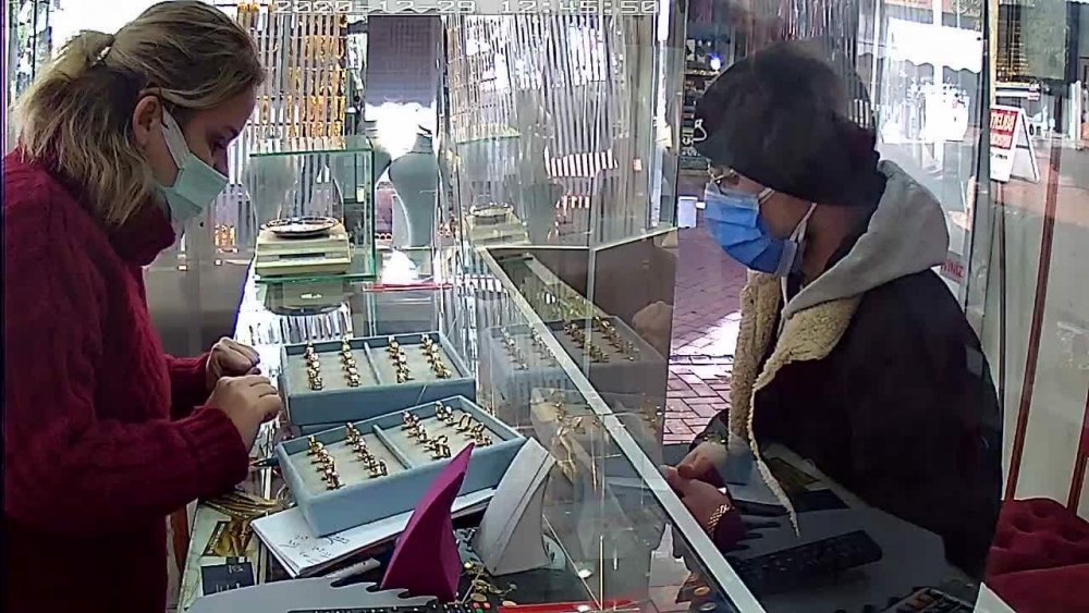 Kuyumcudan 30 bin TL'lik yüzükleri çalan şüpheli kamerada