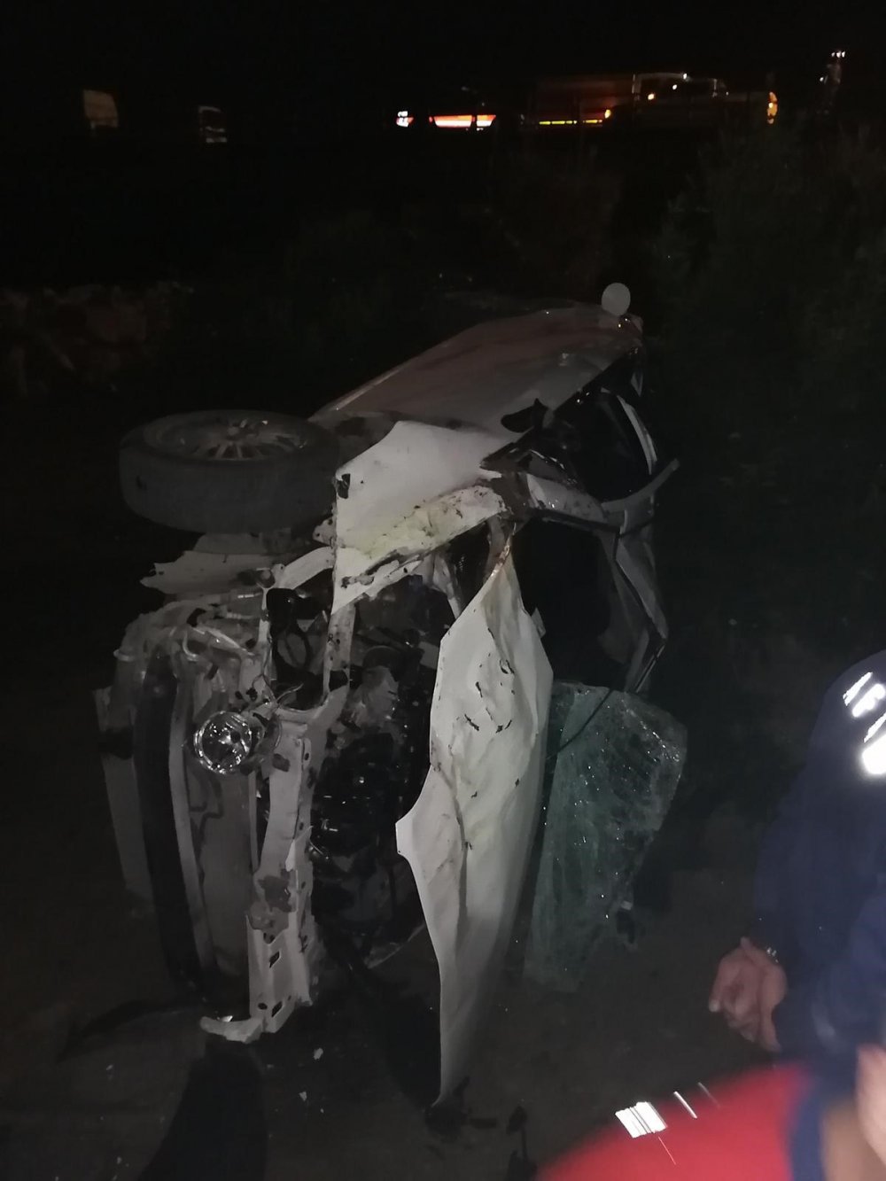 Otomobil, portakal bahçesine uçtu: 2 ölü