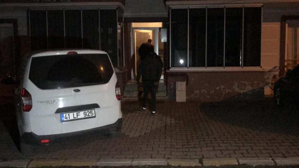 Tabancasını temizlerken annesini vurdu
