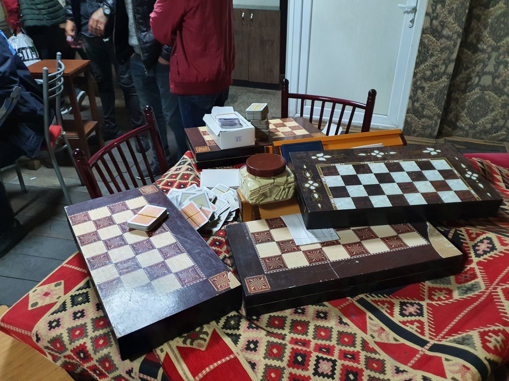 Adana'da eğlence mekanı ile kapısı bebek arabasıyla kamufle edilen kahveye polis baskını