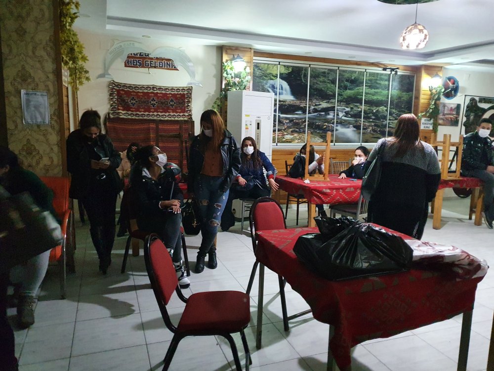 Adana'da eğlence mekanı ile kapısı bebek arabasıyla kamufle edilen kahveye polis baskını