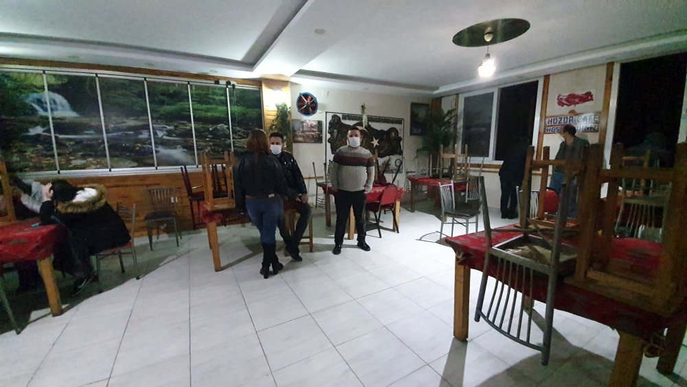 Adana'da eğlence mekanı ile kapısı bebek arabasıyla kamufle edilen kahveye polis baskını