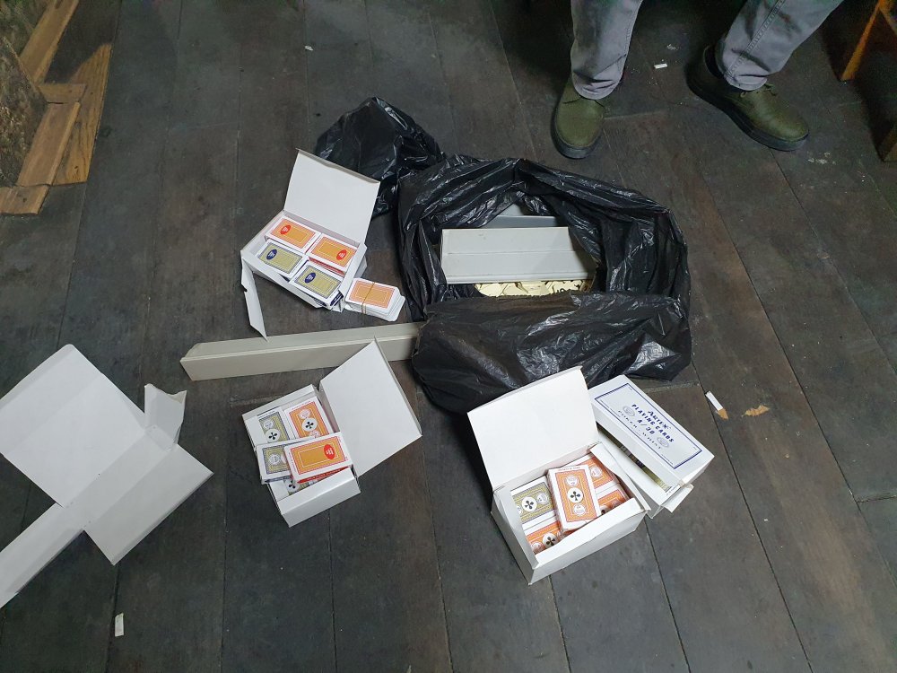 Adana'da eğlence mekanı ile kapısı bebek arabasıyla kamufle edilen kahveye polis baskını