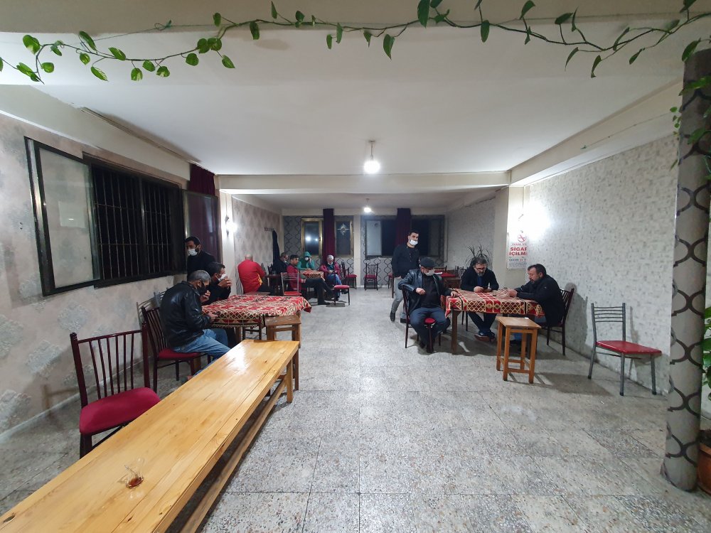 Adana'da eğlence mekanı ile kapısı bebek arabasıyla kamufle edilen kahveye polis baskını