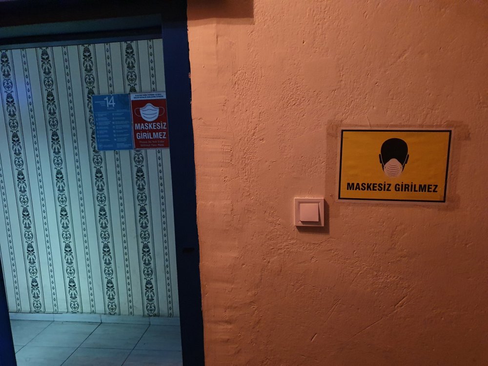 Adana'da eğlence mekanı ile kapısı bebek arabasıyla kamufle edilen kahveye polis baskını