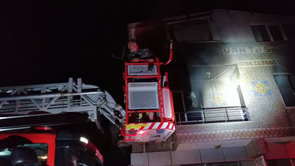 Çanakkale'de sobalı evde çıkan yangında mahsur kalan aileyi itfaiye kurtardı