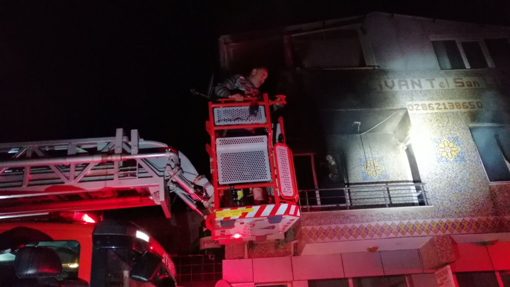 Çanakkale'de sobalı evde çıkan yangında mahsur kalan aileyi itfaiye kurtardı