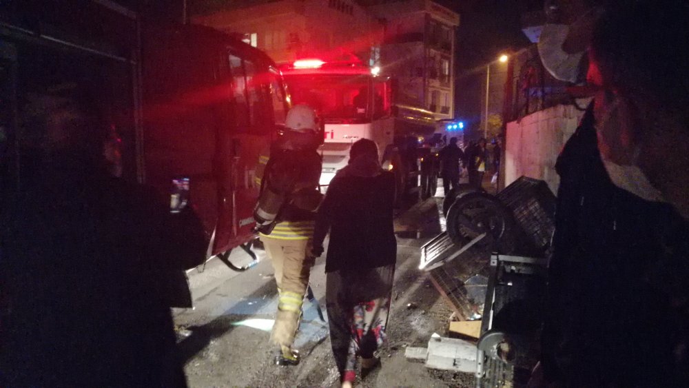Çanakkale'de sobalı evde çıkan yangında mahsur kalan aileyi itfaiye kurtardı