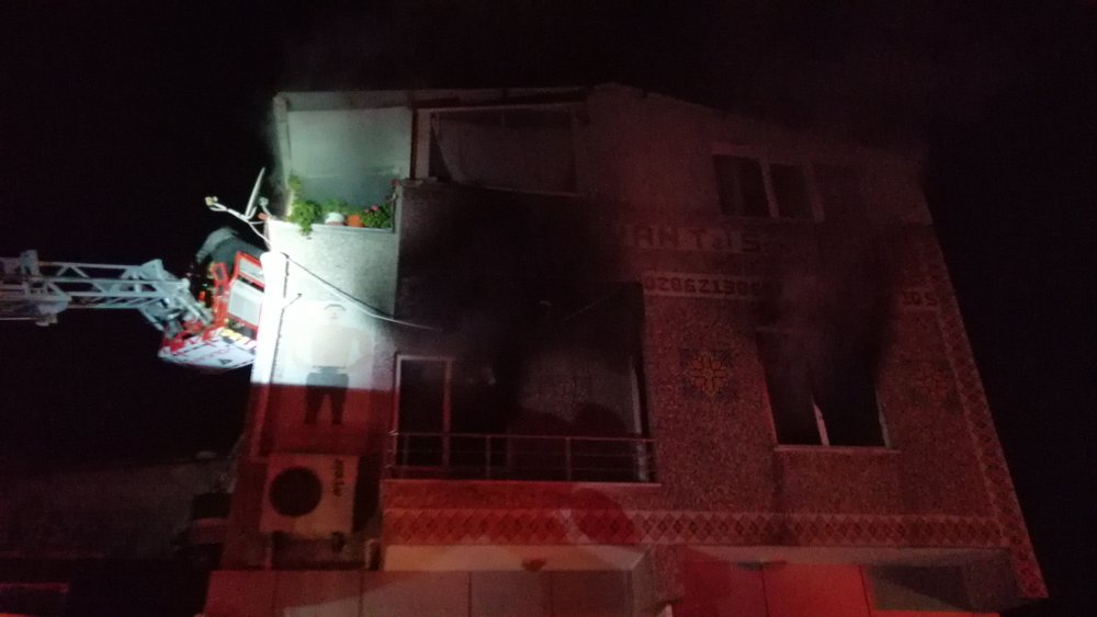 Çanakkale'de sobalı evde çıkan yangında mahsur kalan aileyi itfaiye kurtardı