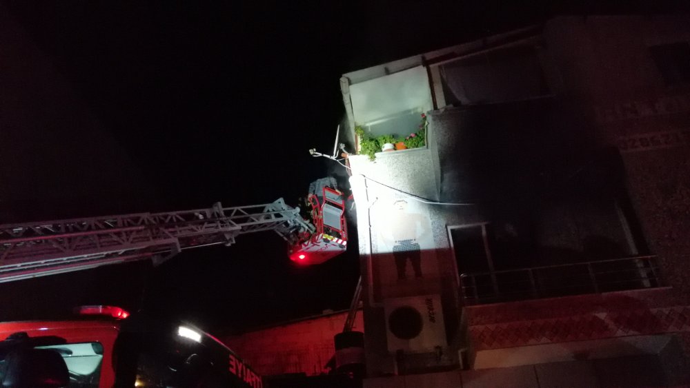 Çanakkale'de sobalı evde çıkan yangında mahsur kalan aileyi itfaiye kurtardı