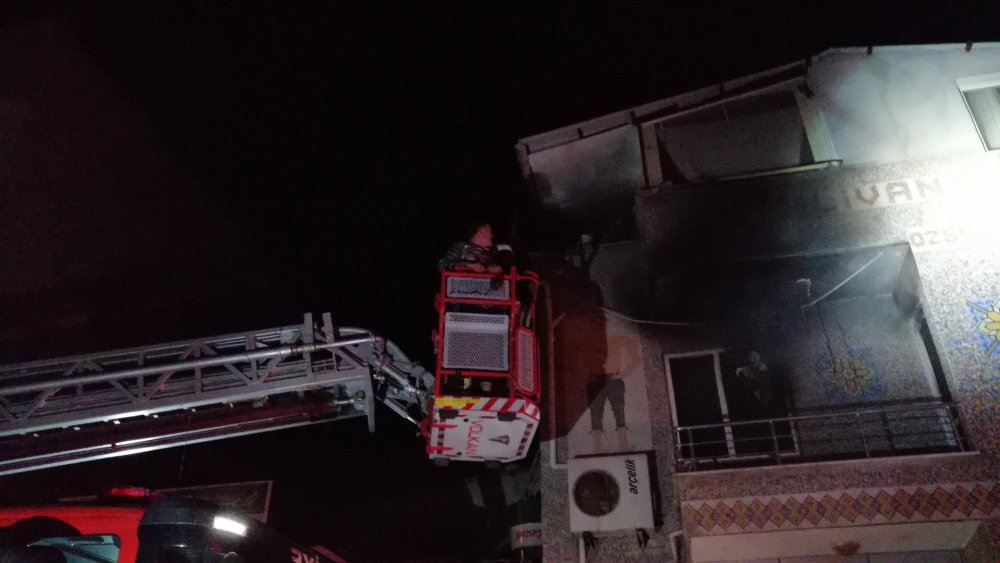 Çanakkale'de sobalı evde çıkan yangında mahsur kalan aileyi itfaiye kurtardı