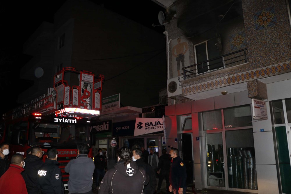 Çanakkale'de sobalı evde çıkan yangında mahsur kalan aileyi itfaiye kurtardı
