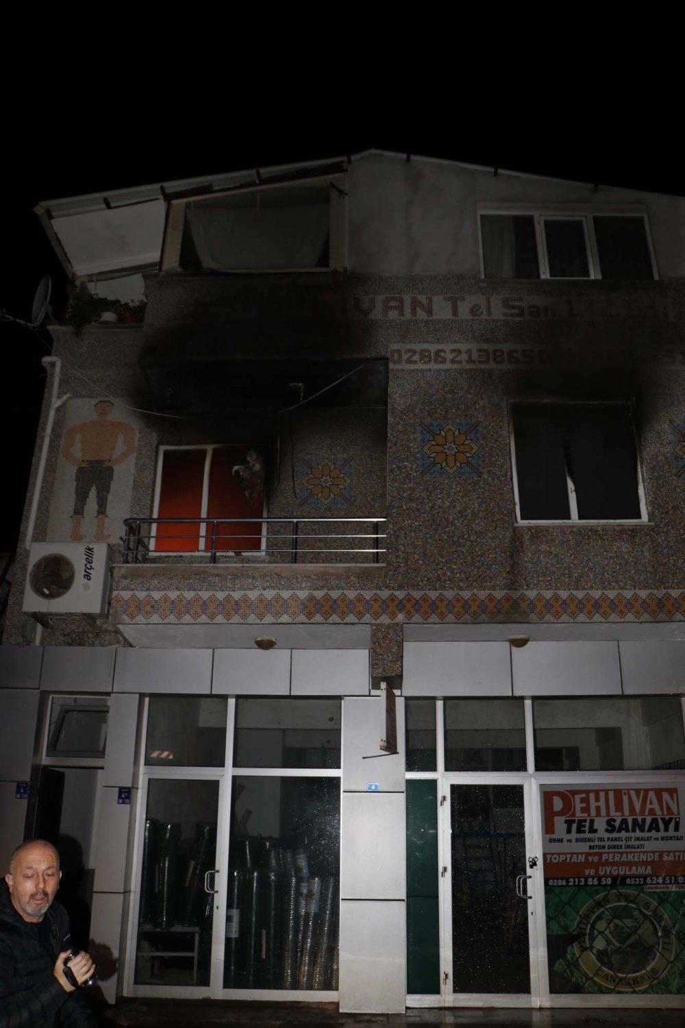 Çanakkale'de sobalı evde çıkan yangında mahsur kalan aileyi itfaiye kurtardı