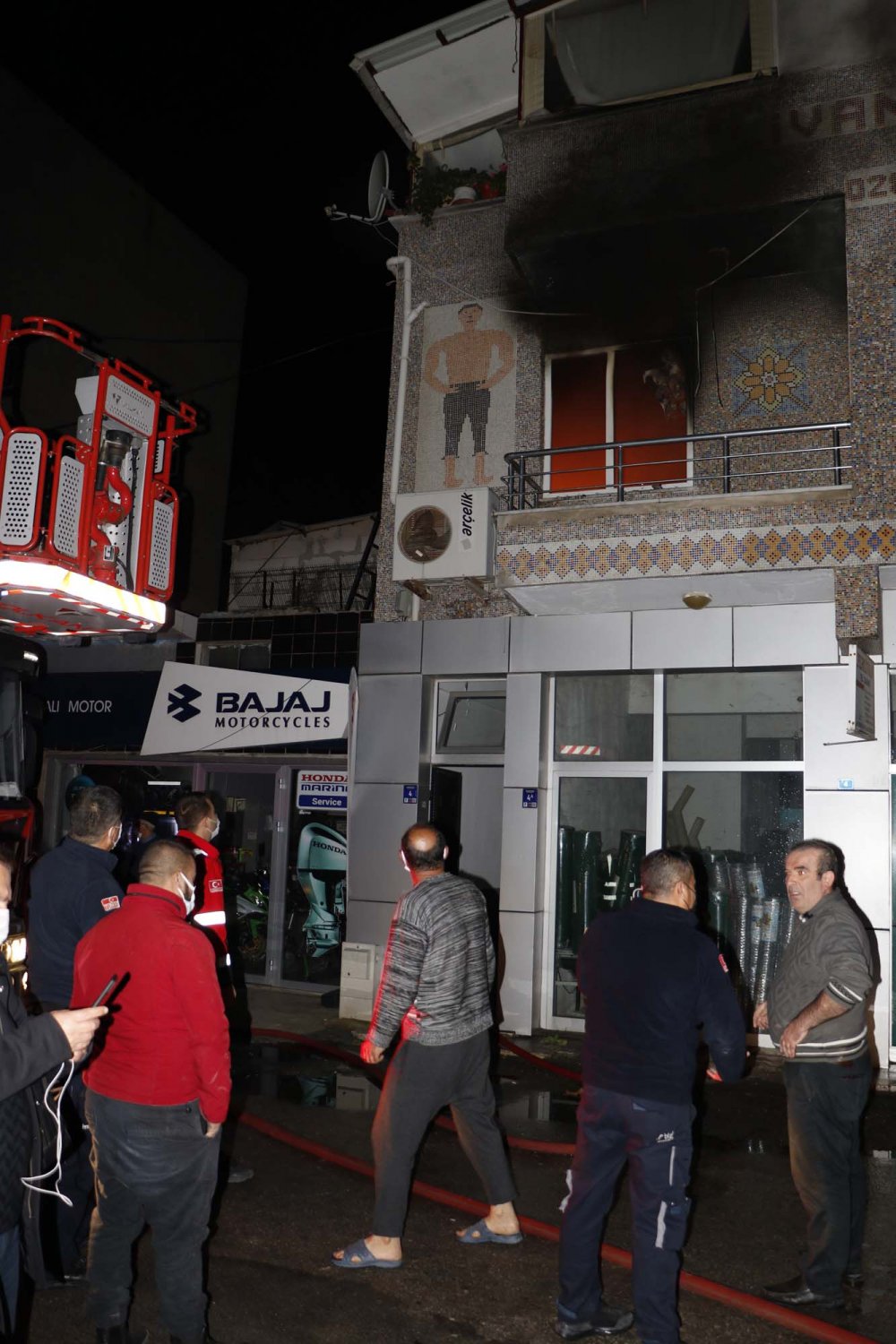 Çanakkale'de sobalı evde çıkan yangında mahsur kalan aileyi itfaiye kurtardı
