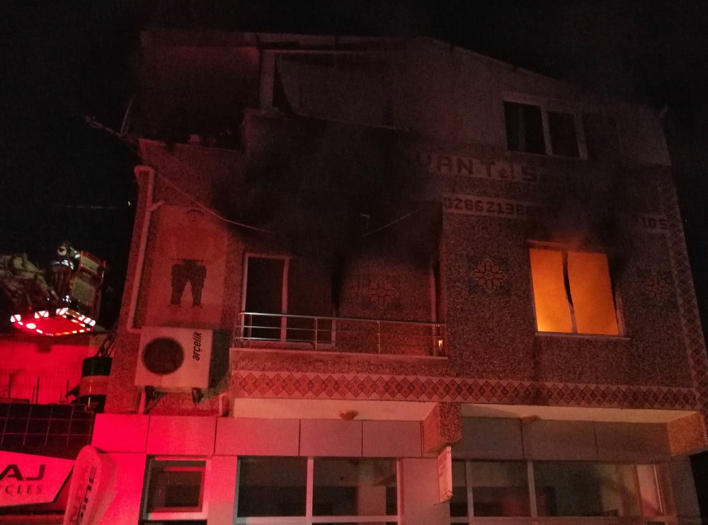 Çanakkale'de sobalı evde çıkan yangında mahsur kalan aileyi itfaiye kurtardı