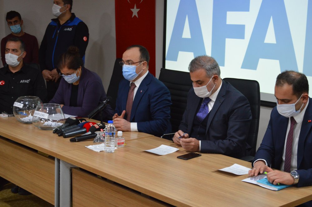Elazığ'da yapımı tamamlanan deprem konutlarının kura çekimi