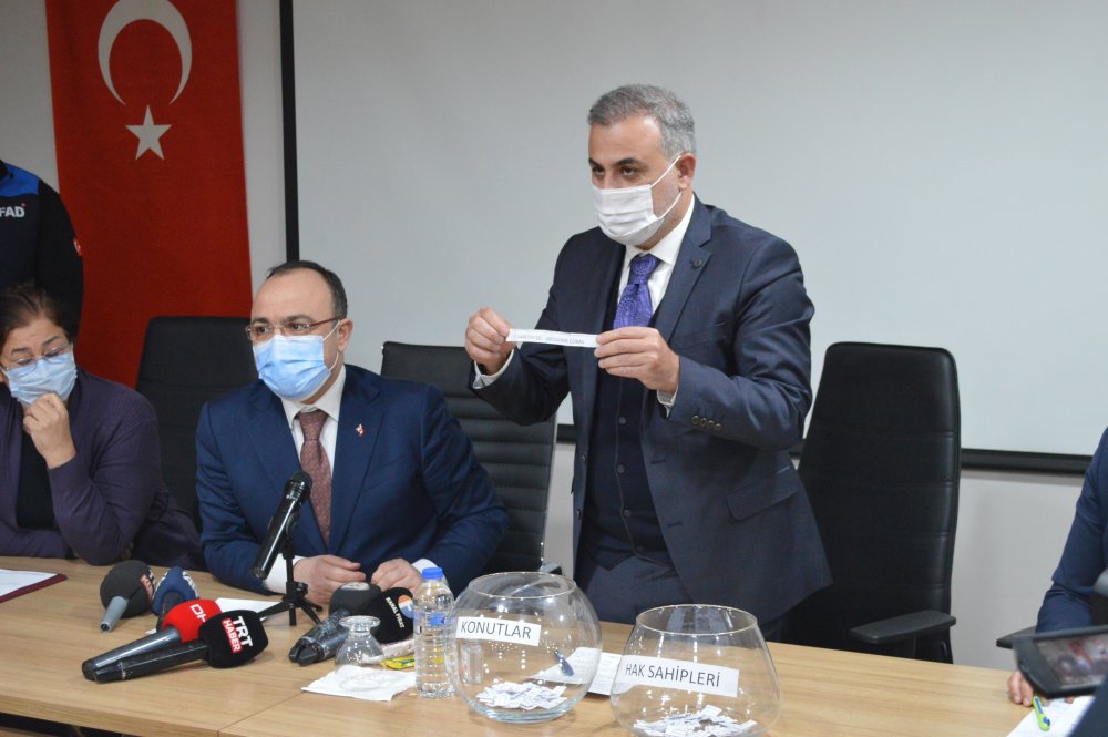 Elazığ'da yapımı tamamlanan deprem konutlarının kura çekimi