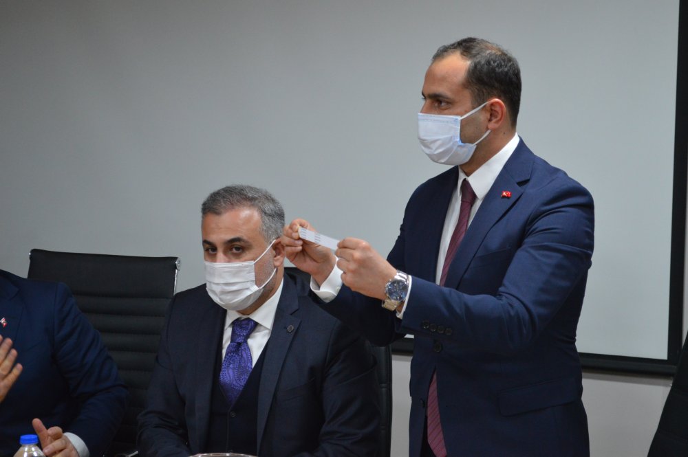 Elazığ'da yapımı tamamlanan deprem konutlarının kura çekimi