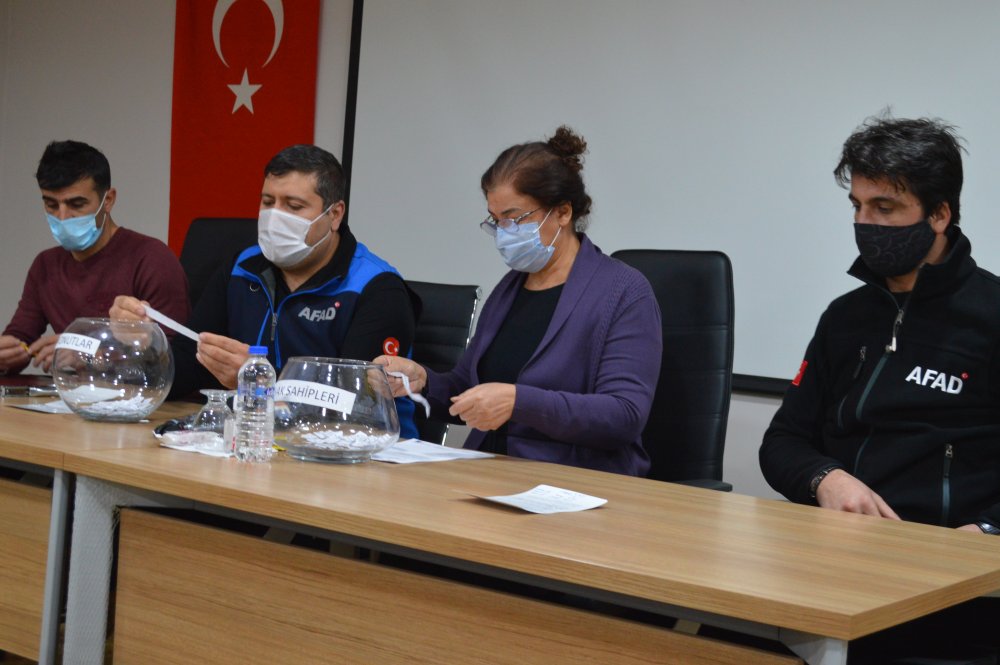 Elazığ'da yapımı tamamlanan deprem konutlarının kura çekimi