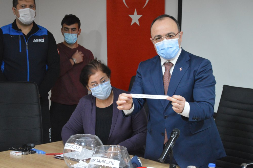 Elazığ'da yapımı tamamlanan deprem konutlarının kura çekimi
