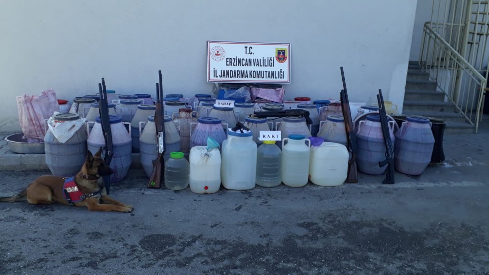 Erzincan'da bidonlar içinde 2 bin 102 litre sahte içki ele geçirildi
