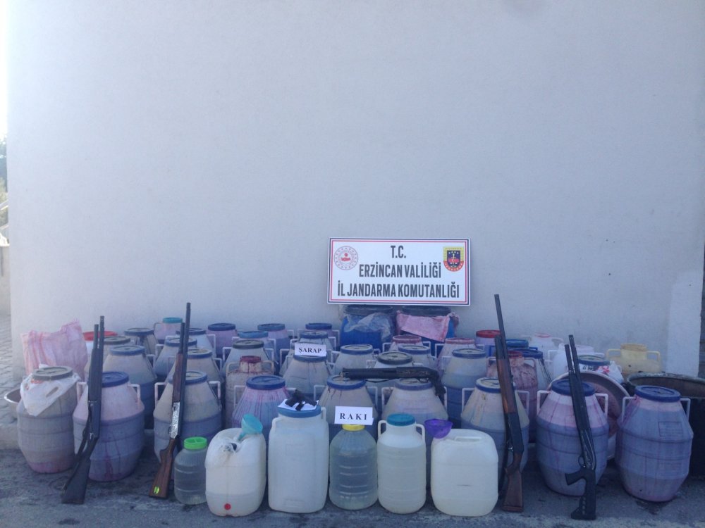 Erzincan'da bidonlar içinde 2 bin 102 litre sahte içki ele geçirildi