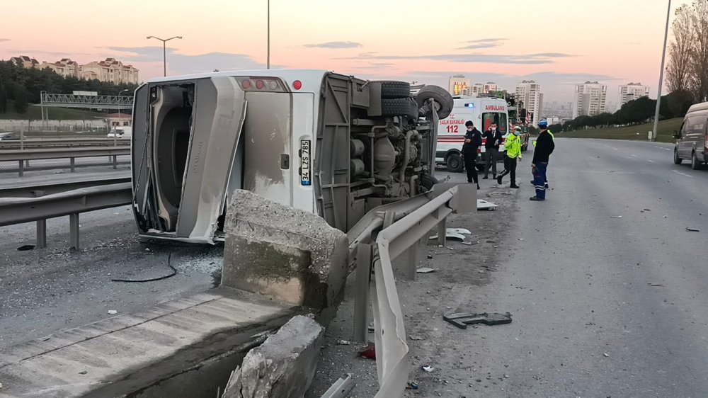 Esenyurt'ta midibüs devrildi