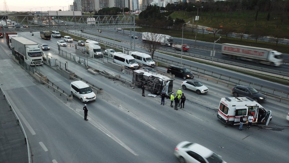 Esenyurt'ta midibüs devrildi