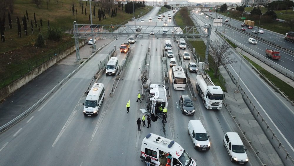 Esenyurt'ta midibüs devrildi