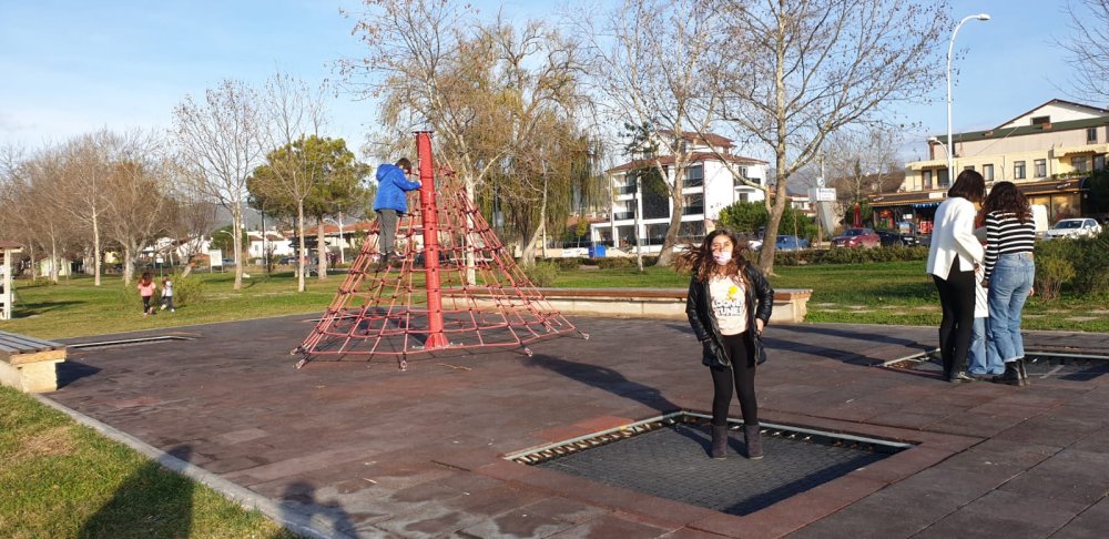İznik’te sıcaklık yükseldi, halk sahile koştu
