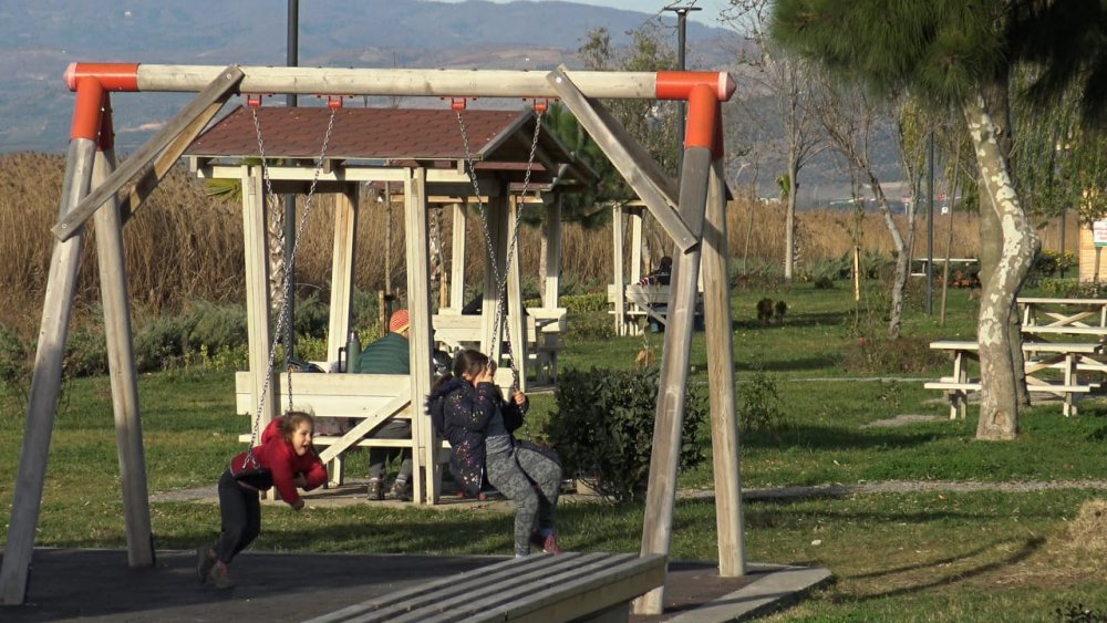 İznik’te sıcaklık yükseldi, halk sahile koştu