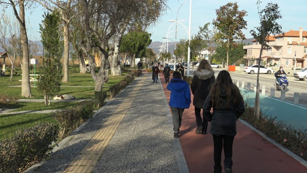 İznik’te sıcaklık yükseldi, halk sahile koştu