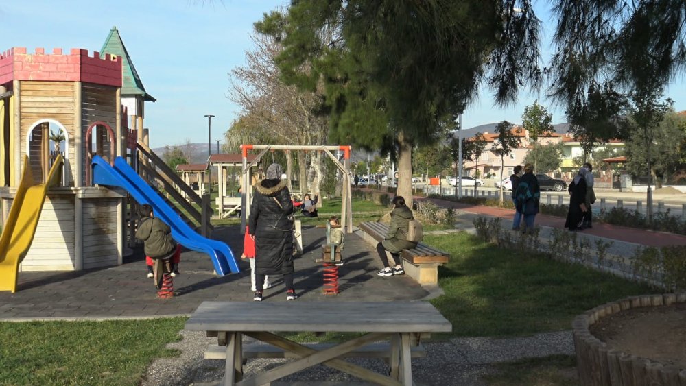 İznik’te sıcaklık yükseldi, halk sahile koştu