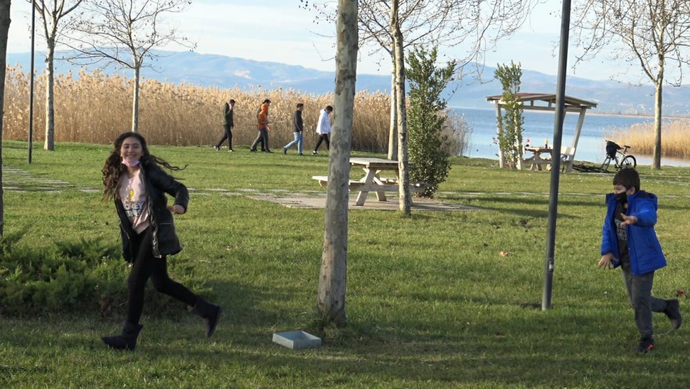 İznik’te sıcaklık yükseldi, halk sahile koştu
