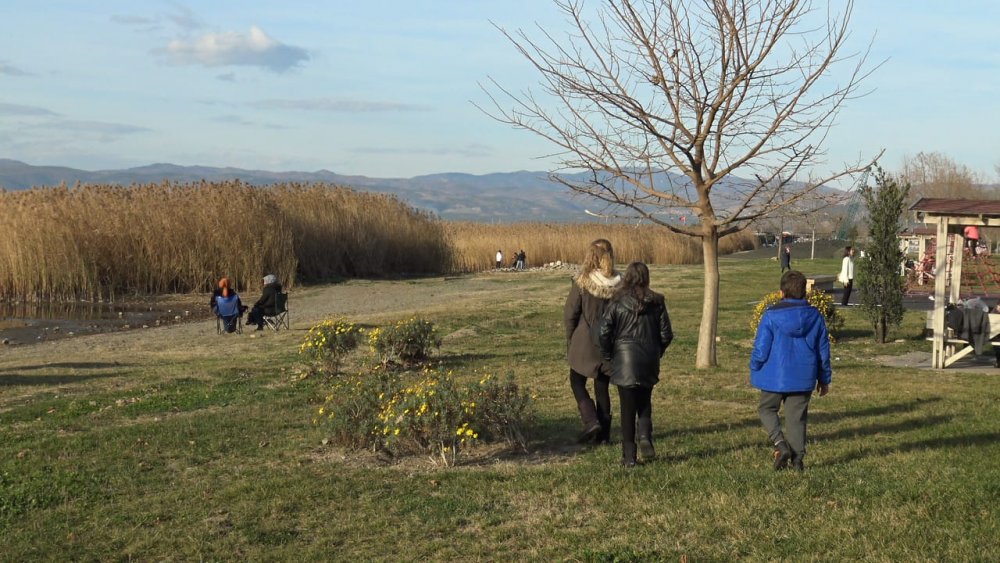 İznik’te sıcaklık yükseldi, halk sahile koştu
