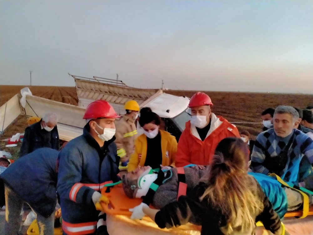 Mardin'de tarım işçilerini taşıyan kamyonet devrildi: 22 yaralı