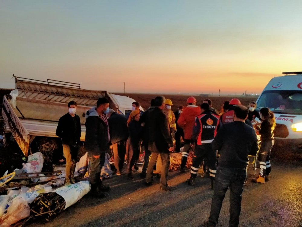 Mardin'de tarım işçilerini taşıyan kamyonet devrildi: 22 yaralı