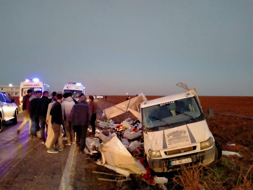 Mardin'de tarım işçilerini taşıyan kamyonet devrildi: 22 yaralı