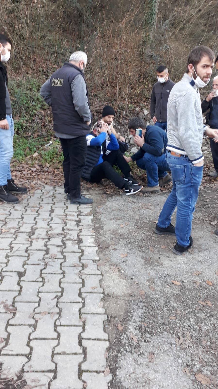 Otomobilin, evin bahçesine uçma anı güvenlik kamerasına yansıdı
